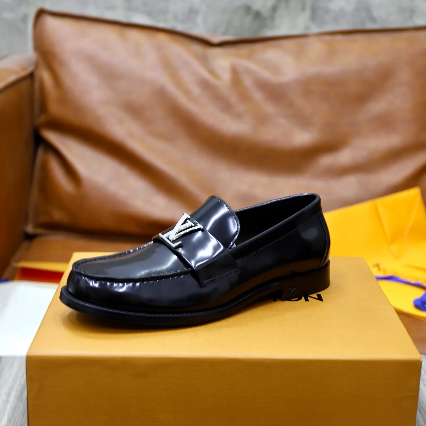 Men's Men's Shoes💰💰920LV Louis Vuitton Slip-on Loafers, top quality products from Guangzhou, ready for sale! This LV Glove loafer is made of selected soft cowhide, with a slightly wrinkled leather surface and a very high-end texture. Each pair is unique. The leather surface is light and soft, with a fine texture and good luster. It is a classic loafer style, with exquisite handmade mark stitching on the toe, and a square toe configuration to highlight the classic style. The horizontal band has hot-printed LV three-dimensional letters, semi-solid handcrafts and a genuine leather outsole, and a rubber patch on the heel to create wear-resistant performance and comfort. One of the must-have loafers for men! Comes with full original packaging! Code number: 38-39-40-41-42-43-44 (38, 45, 46 customized) standard leather shoe code